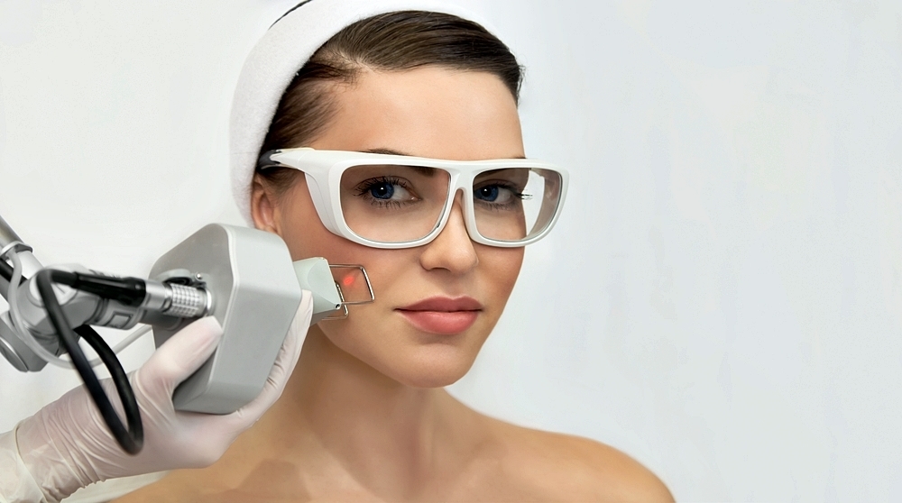 Laserbasierte Hautverjüngung in Izmir zur Verbesserung von Hautstruktur und Pigmentunregelmäßigkeiten nach dermatologischer Beurteilung